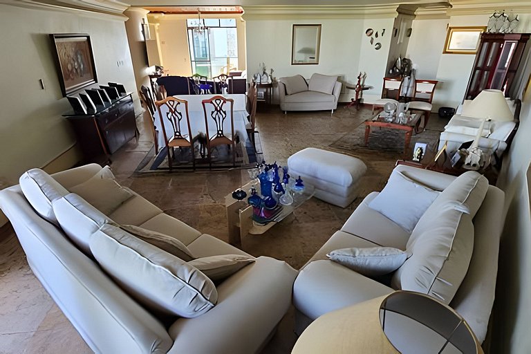 Spacious apartment with prime location & view