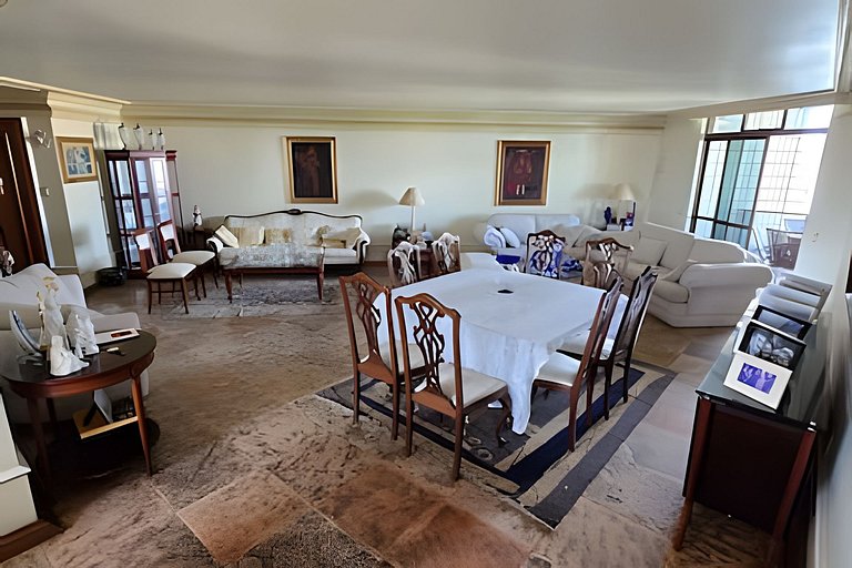 Spacious apartment with prime location & view
