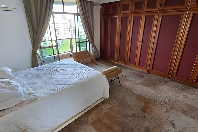 Spacious apartment with prime location & view
