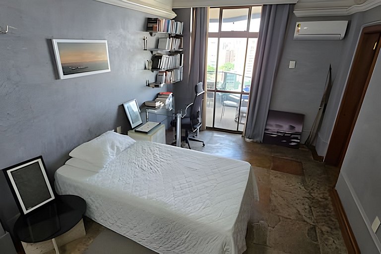 Spacious apartment with prime location & view