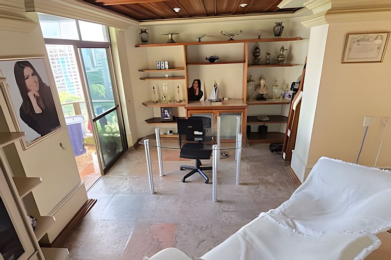 Spacious apartment with prime location & view