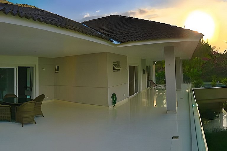 Linda casa em condomínio fechado em frente ao lago