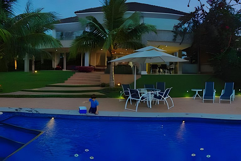 Linda casa em condomínio fechado em frente ao lago