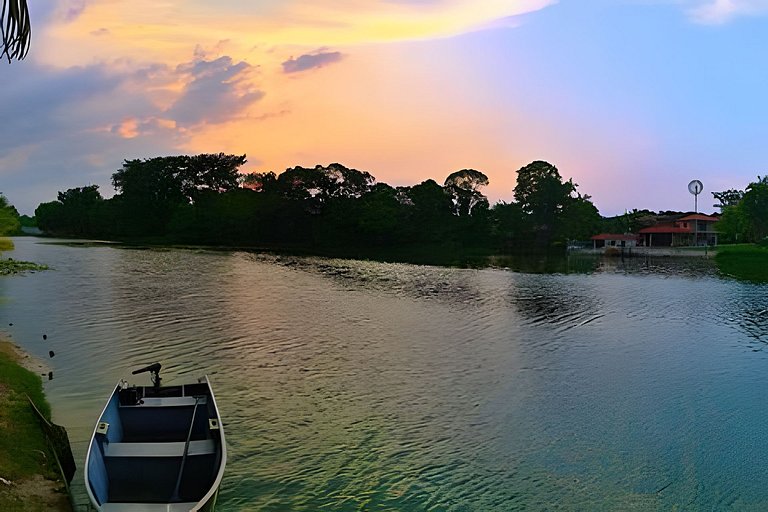 Linda casa em condomínio fechado em frente ao lago