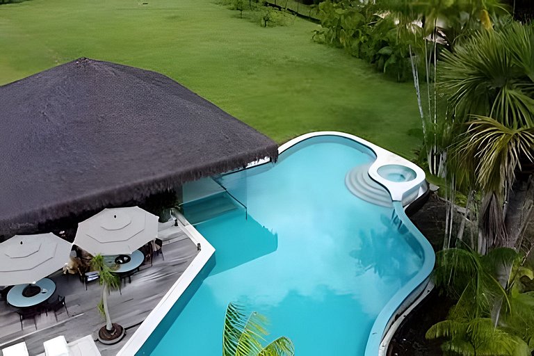 Mansión junto al río con marina privada