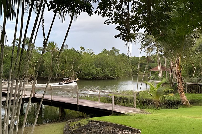 Mansión junto al río con marina privada