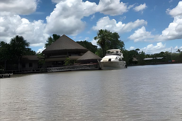 Mansión junto al río con marina privada