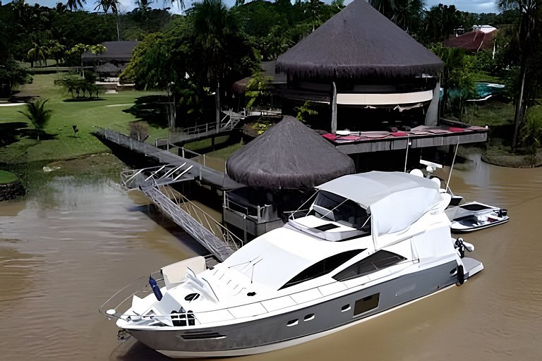 Mansión junto al río con marina privada