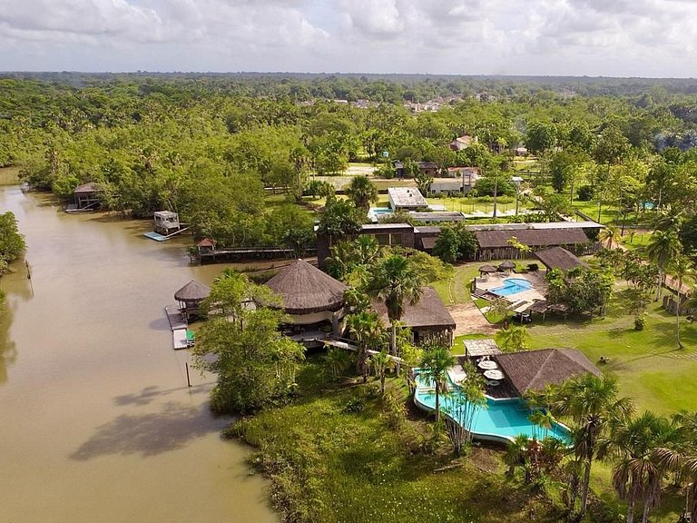 Mansión junto al río con marina privada