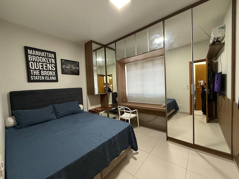 Apto moderno com varanda e ótima localização