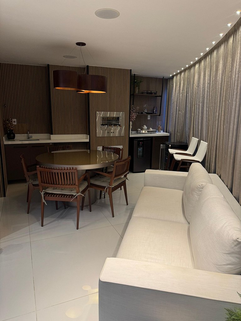 Apt w/ gourmet balcony & 3 suites