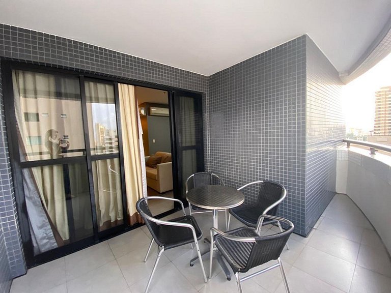 Studio com sacada e vista da cidade