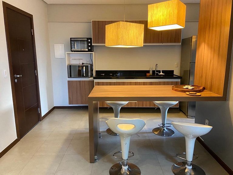 Studio com sacada e vista da cidade