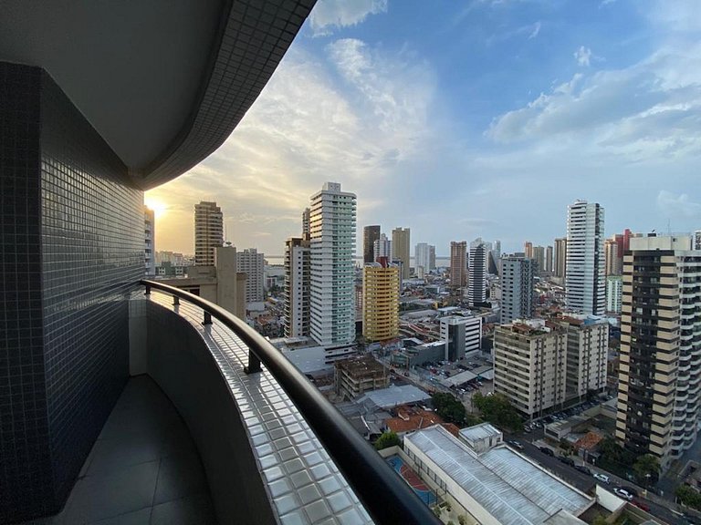 Studio com sacada e vista da cidade