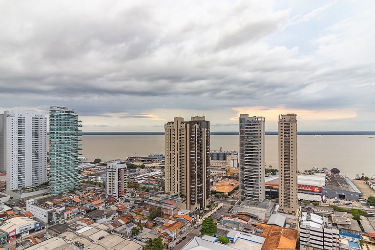 Cobertura com piscina e vista incrível.