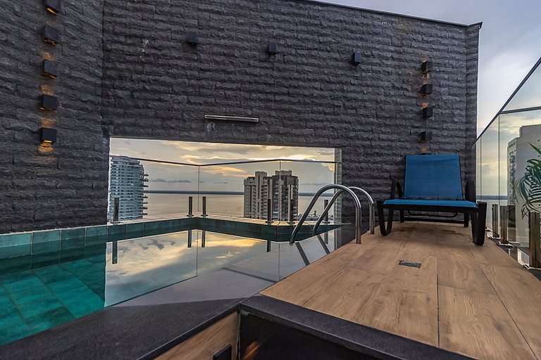 Cobertura com piscina e vista incrível.