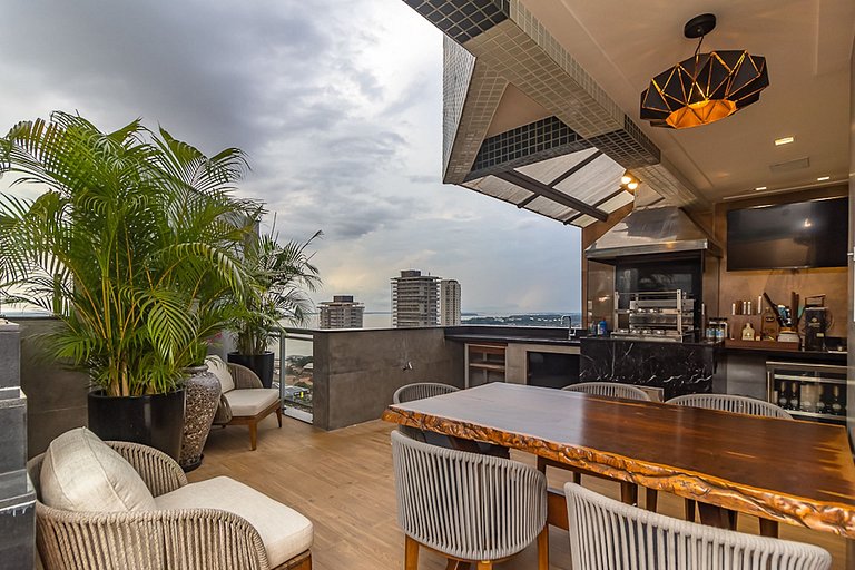 Cobertura com piscina e vista incrível.