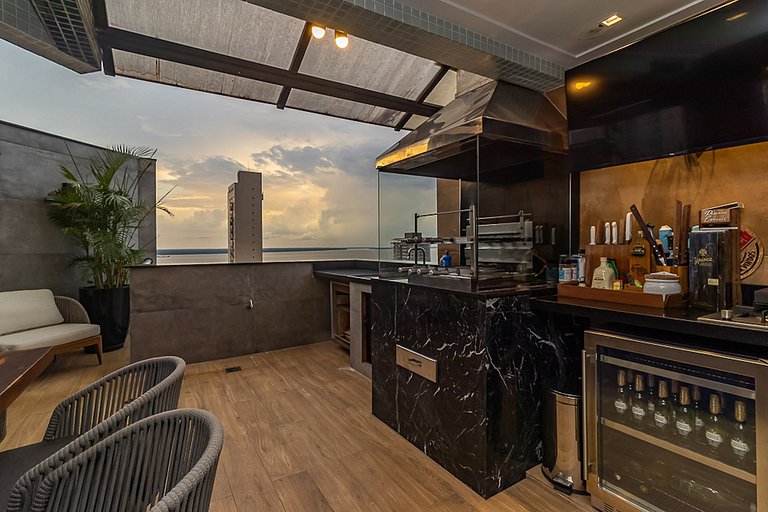 Cobertura com piscina e vista incrível.