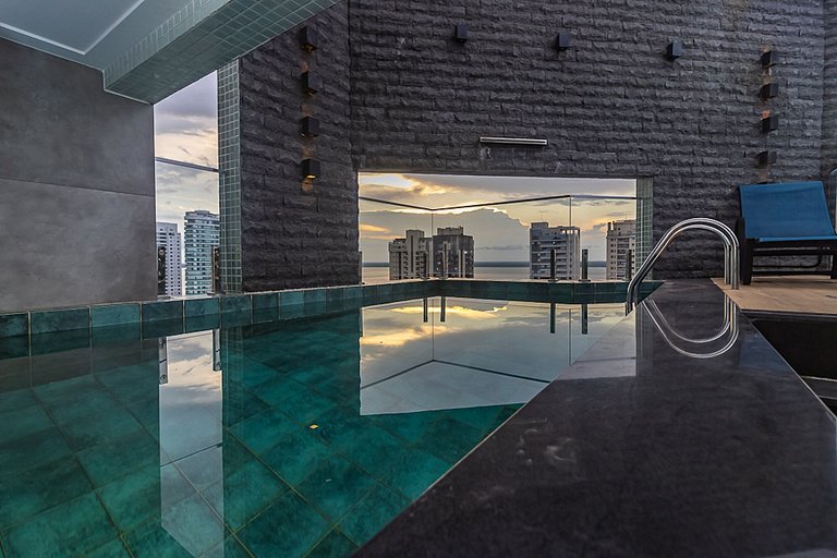 Cobertura com piscina e vista incrível.