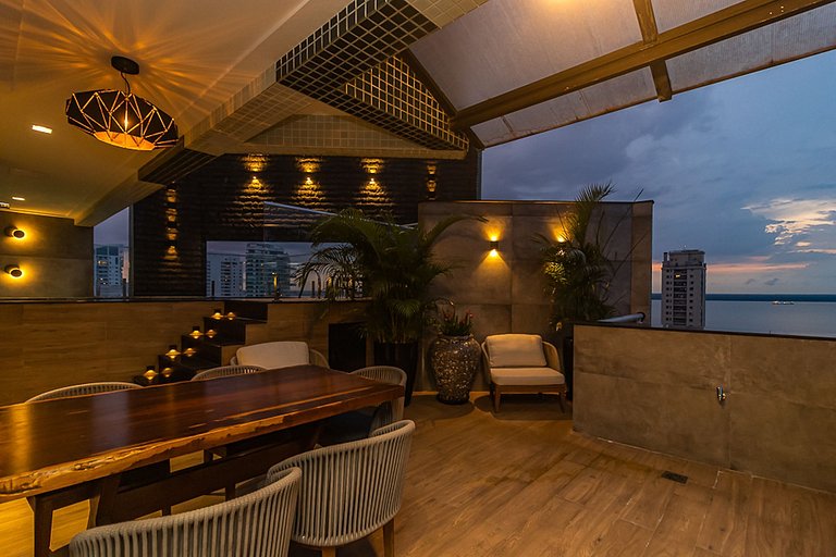 Cobertura com piscina e vista incrível.