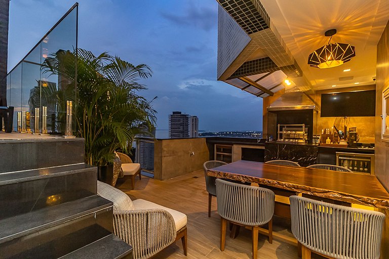 Cobertura com piscina e vista incrível.