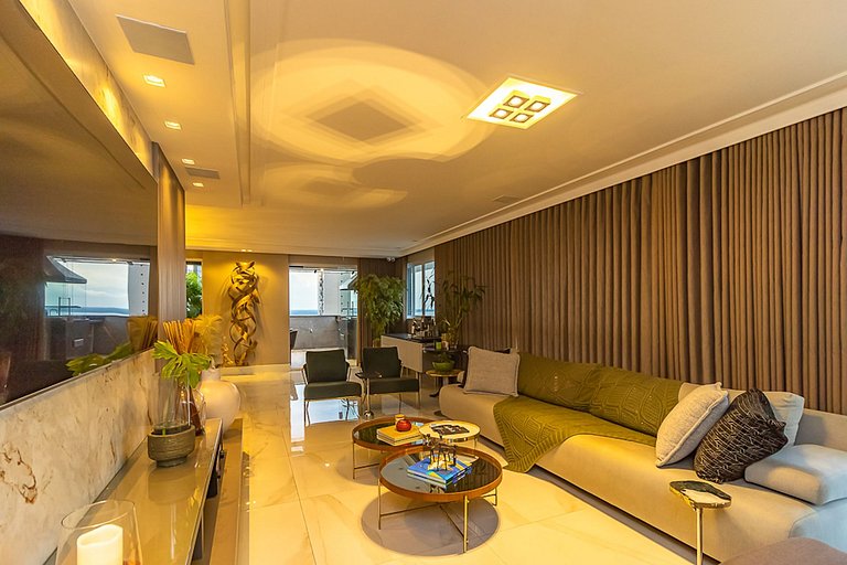 Cobertura com piscina e vista incrível.