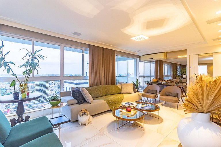 Cobertura com piscina e vista incrível.