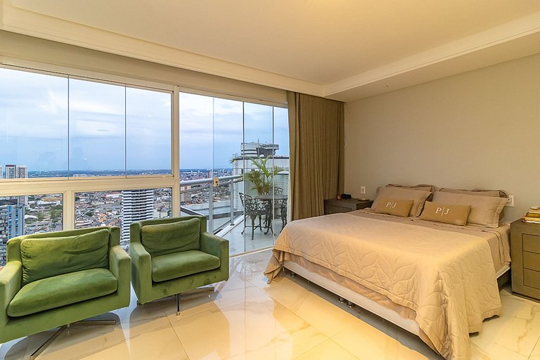 Cobertura com piscina e vista incrível.