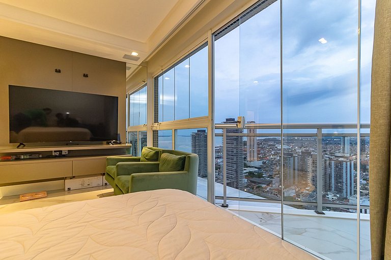 Cobertura com piscina e vista incrível.