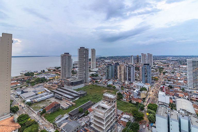 Cobertura com piscina e vista incrível.