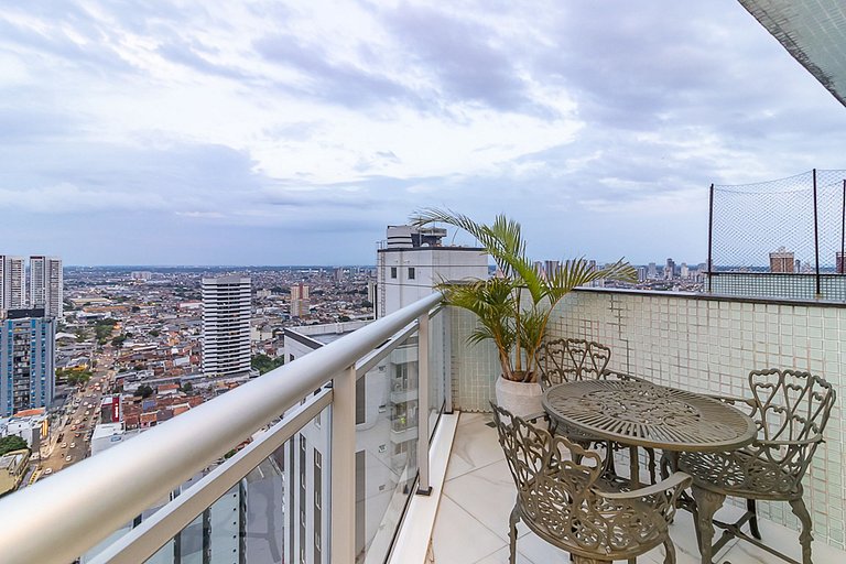 Cobertura com piscina e vista incrível.