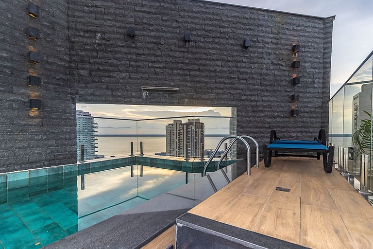 Cobertura com piscina e vista incrível.