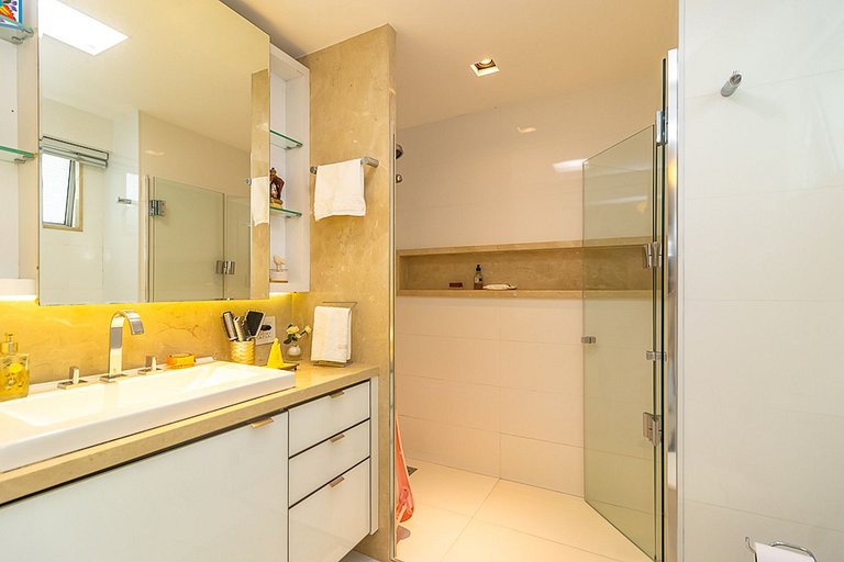 Vista para a baía em 560m² de sofisticação