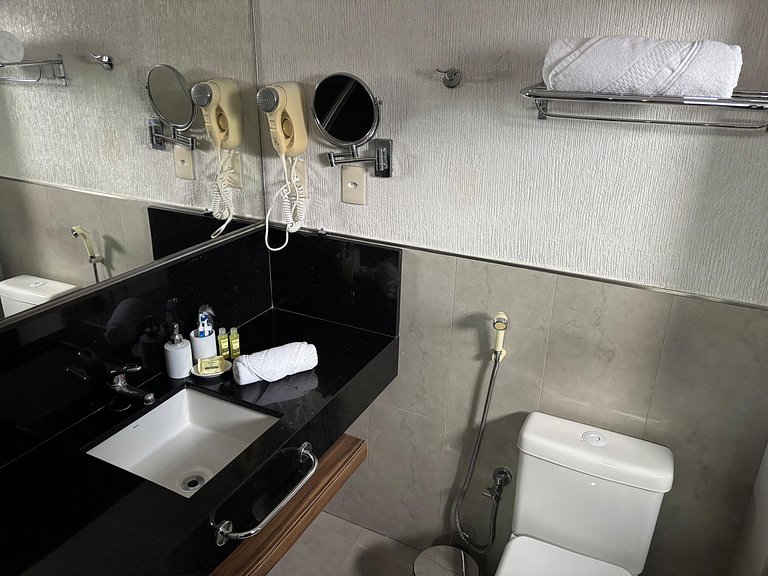 Studio com sacada e vista da cidade