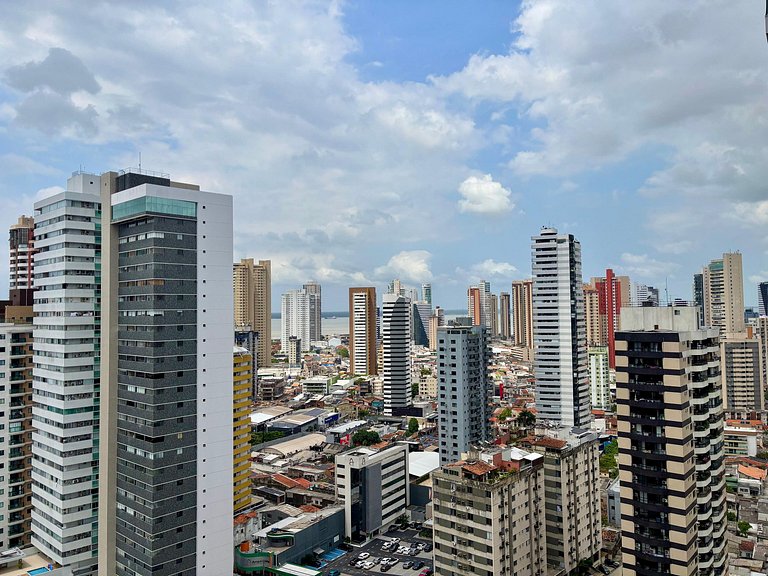 Studio com sacada e vista da cidade