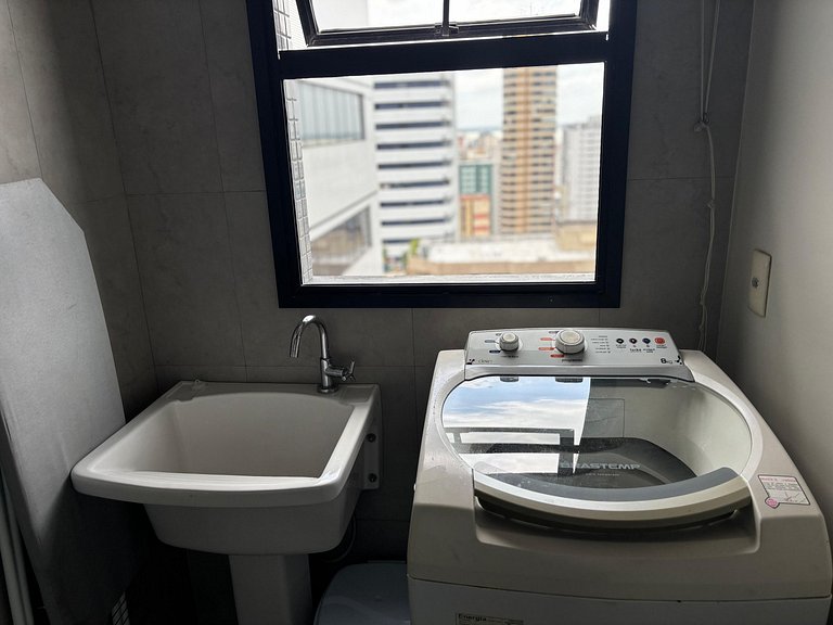 Studio com sacada e vista da cidade