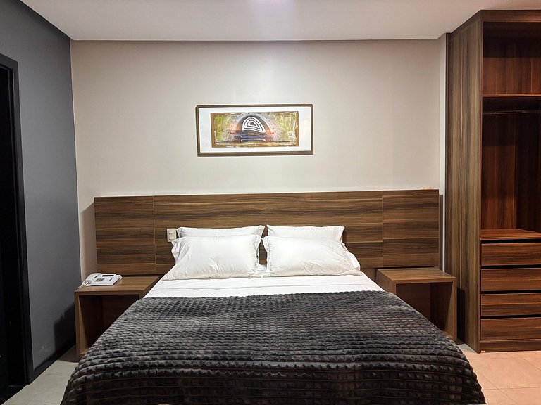 Studio com sacada e vista da cidade