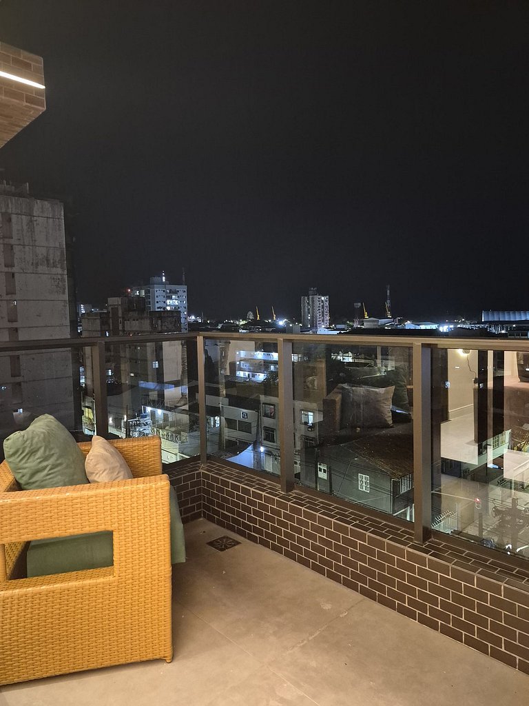 Apartamento con balcón y cocina completa en el centro de Bel