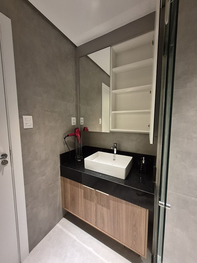 Apartamento con balcón y cocina completa en el centro de Bel